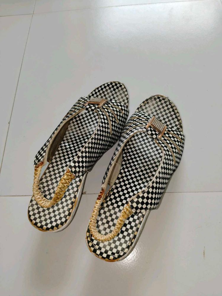 Stylish Checkerboard Slingback Sandals