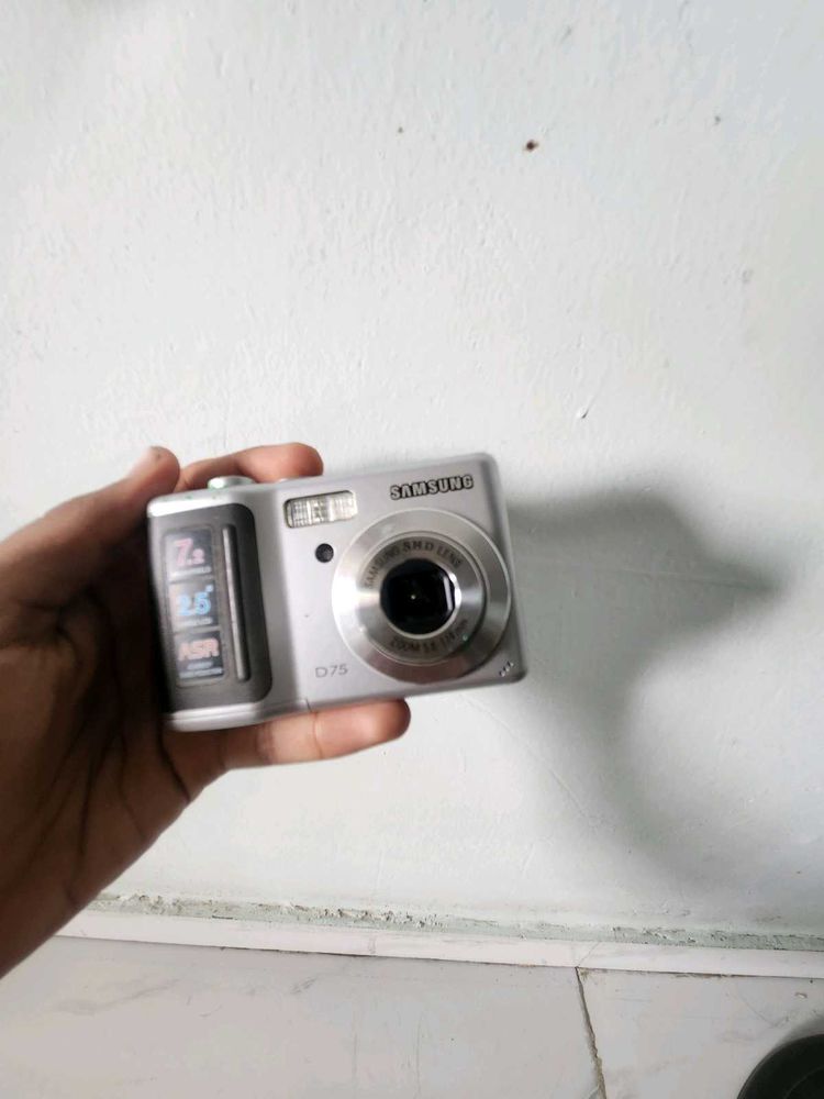 Samsung D75 Digital Camera