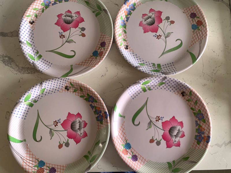 4 melamine Dinner Plates In Very Good Condition.