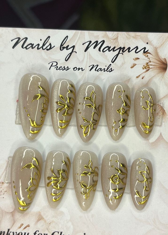 Elegant Gold Floral Press On Nails