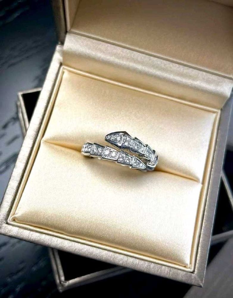 Sparkling Snake Ring