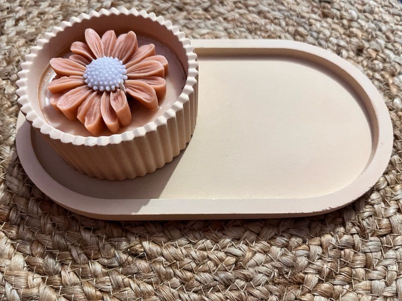 scented Daisy Candle Jar with trinket tray