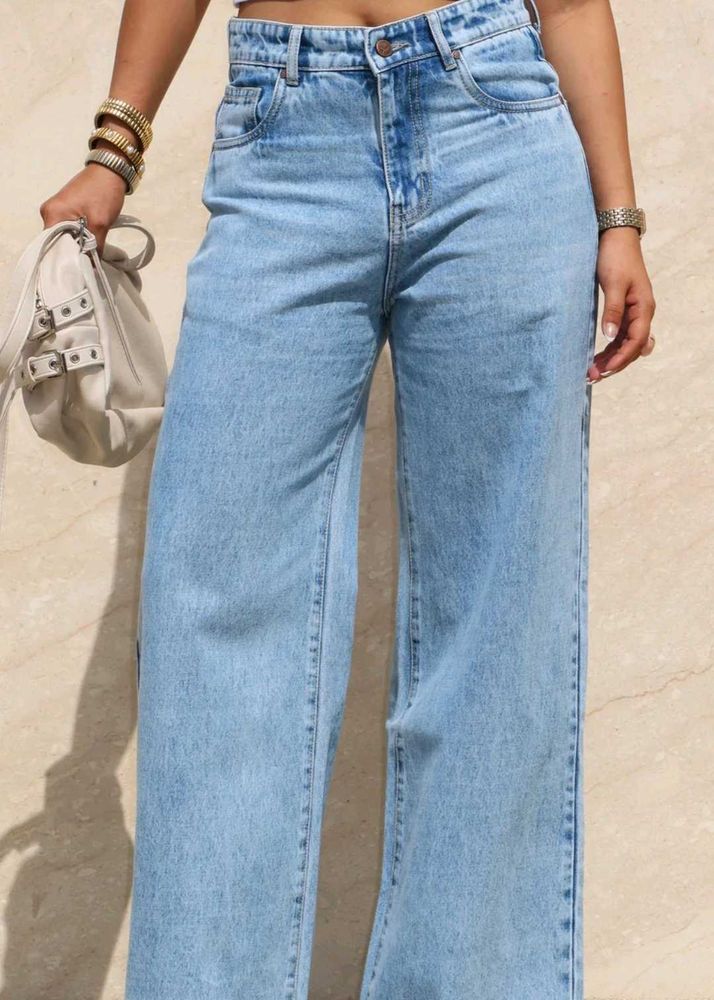 Off Duty: Light Wash Wide Leg Jeans