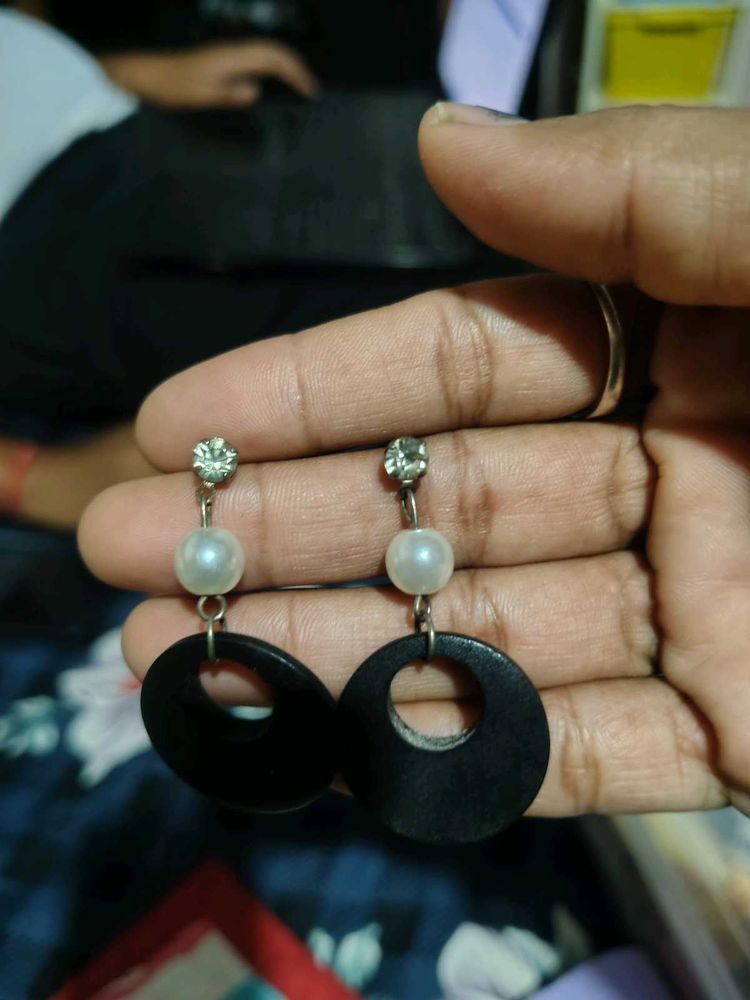 Stylish Black &amp; Pearl Drop Earrings