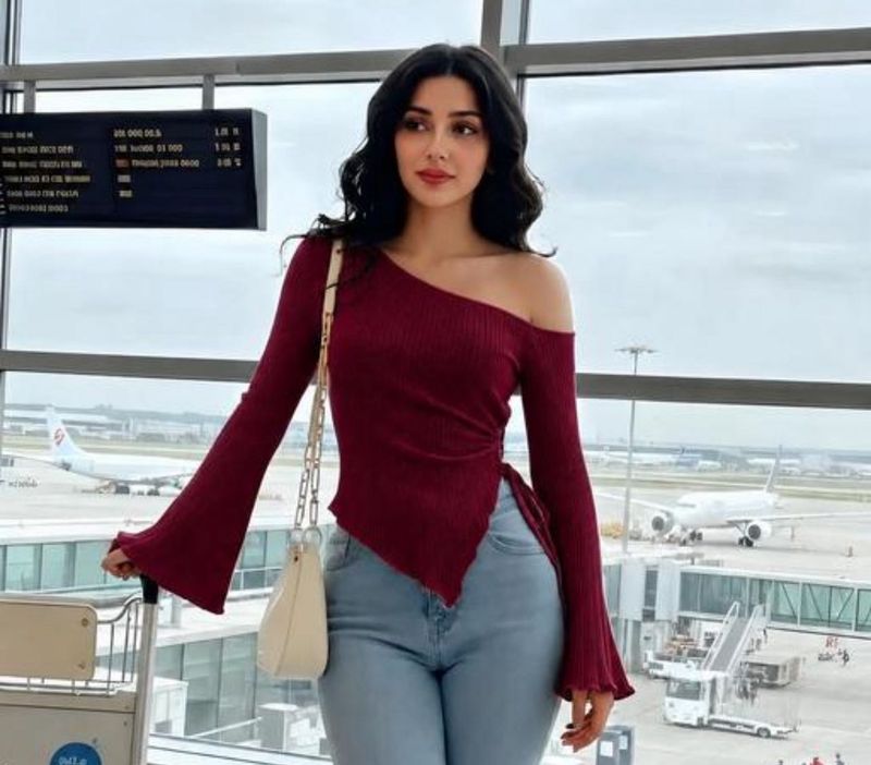 🚨SALE🚨Chic Burgundy Off-Shoulder Top