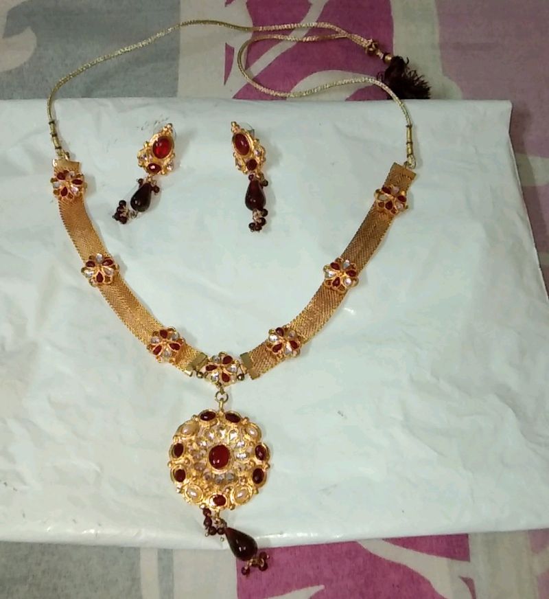 Brand 🎉🎀New🎁 Gold And Maroon Stone Studded Neck