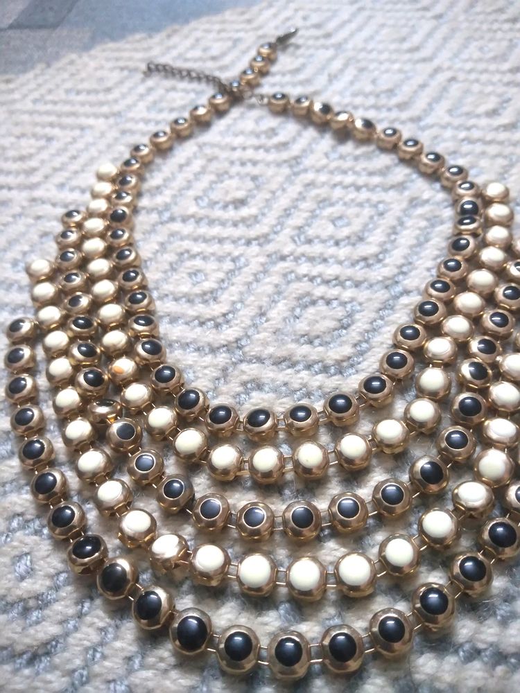 Necklace in black and white combination