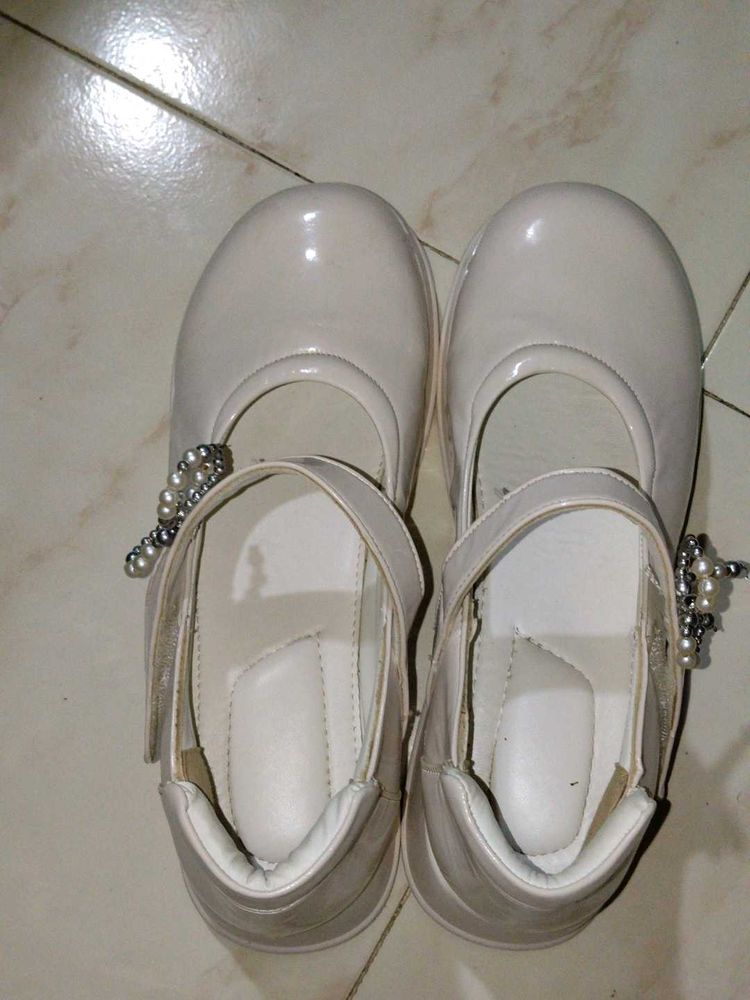 Cute Pearl Strap Girls heels