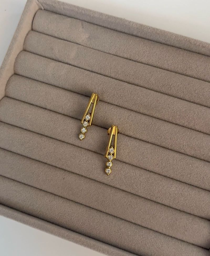 Elegant Gold &amp; Diamond Drop Earrings