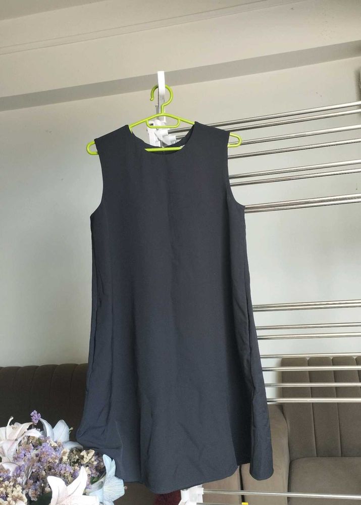 UNIQLO black Short sleeveless dress.
