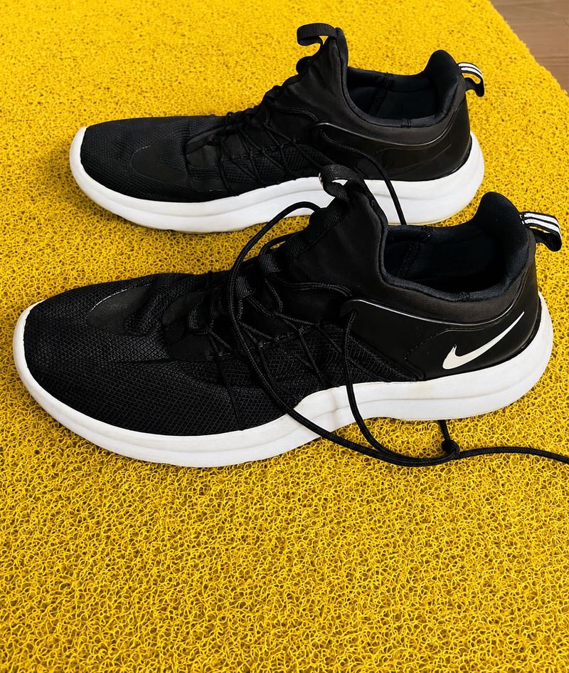Nike Men's Black Darwin Sneakers(Original FYI)