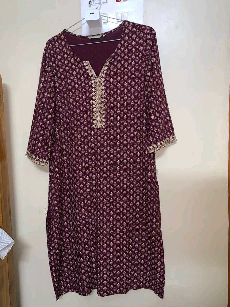 Avaasa maroon Elegant Printed Kurta in size M