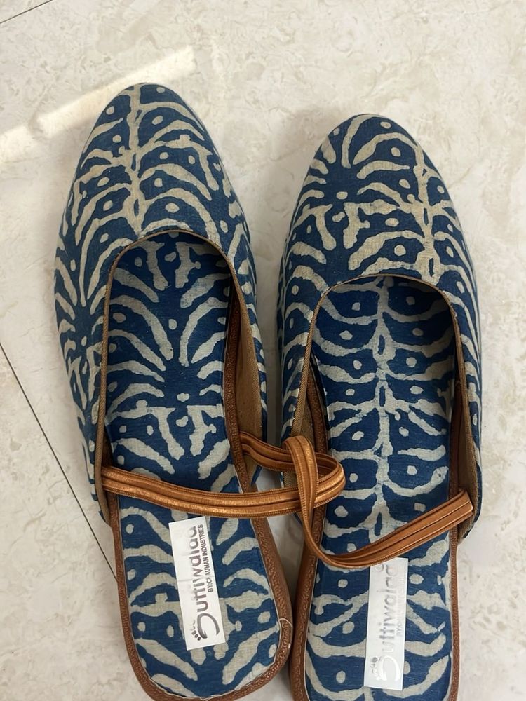Stylish Printed Juttis