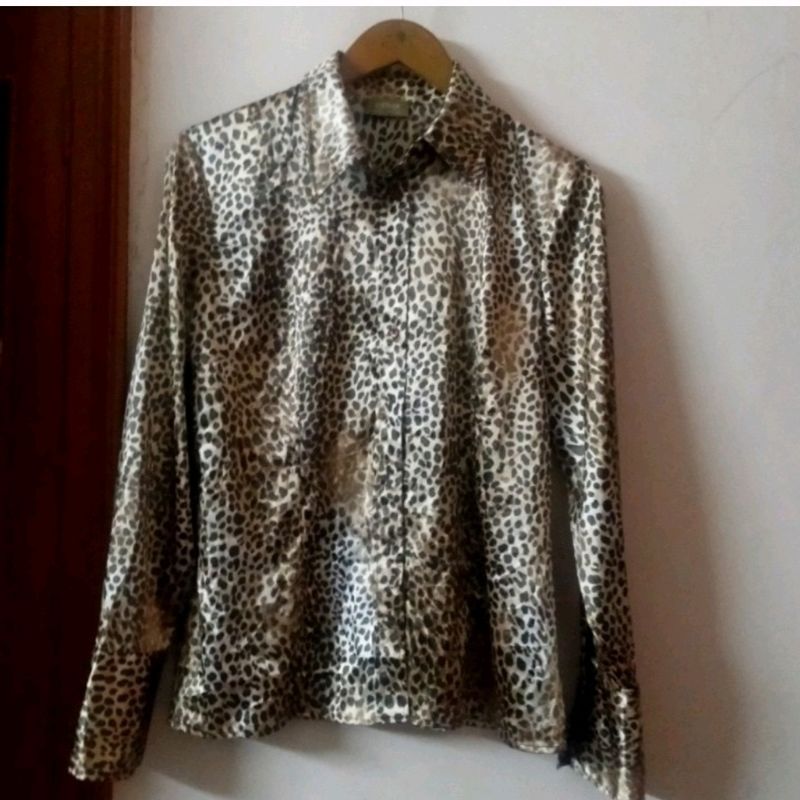 Chic Leopard Print Silk Shirt