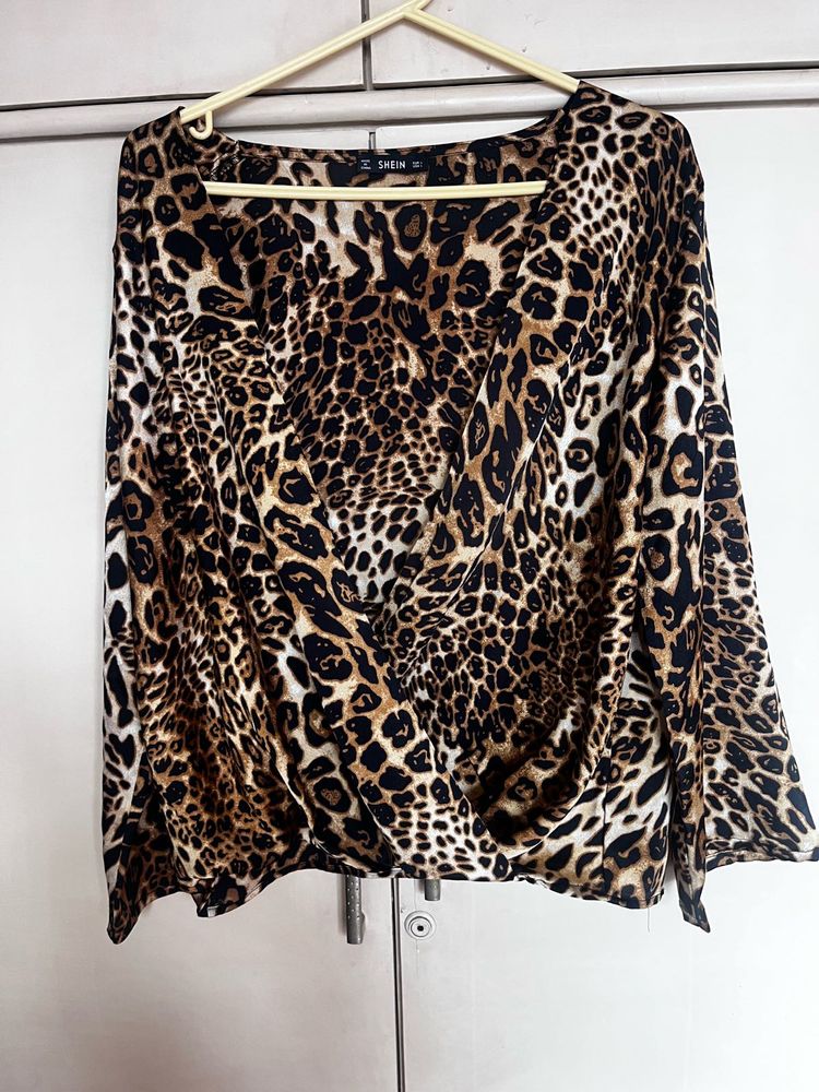 Chic Leopard Print Long Sleeve Top