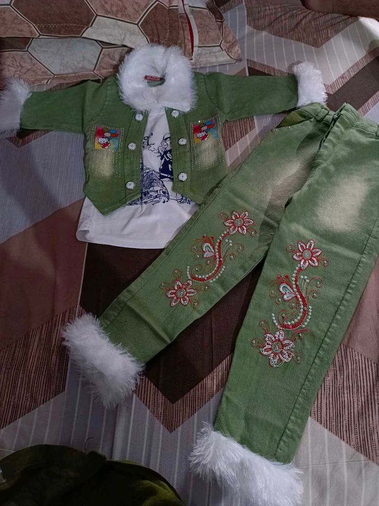 Cute Green Fur Trimmed Outfit