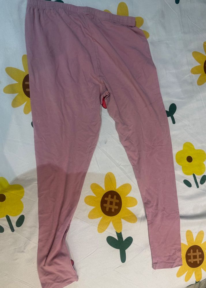 2 women legging