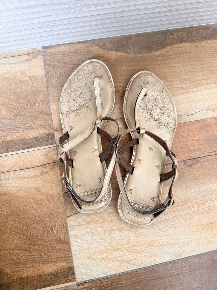 Stylish Women's Golden Flat Sandals