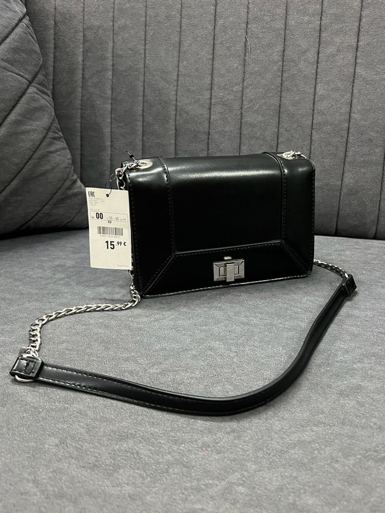 Black Chain Strap Crossbody Bag