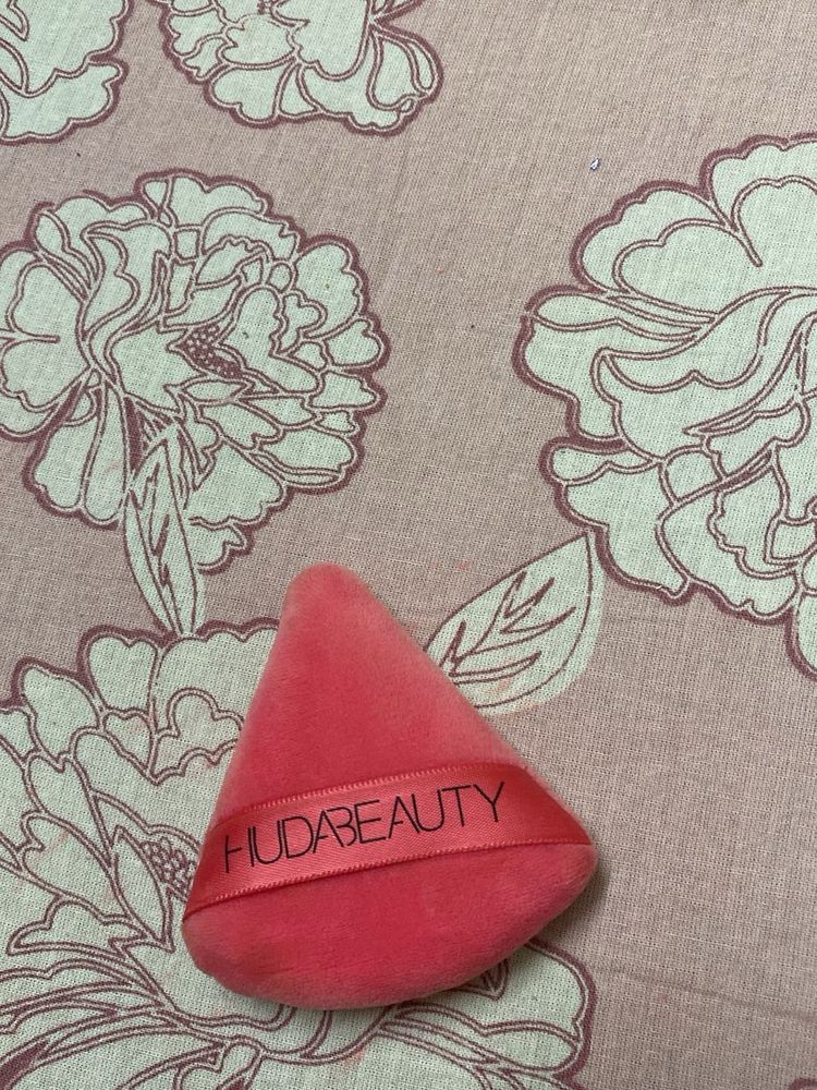 Huda Beauty Makeup Puff