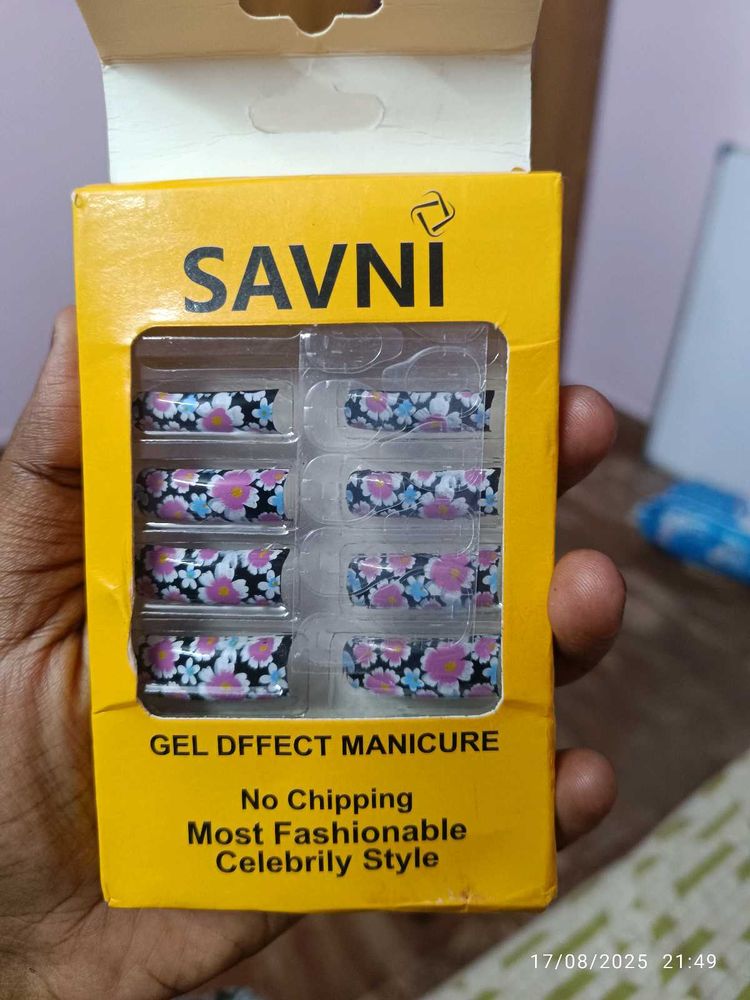 New SAVNI Gel Nail Strips