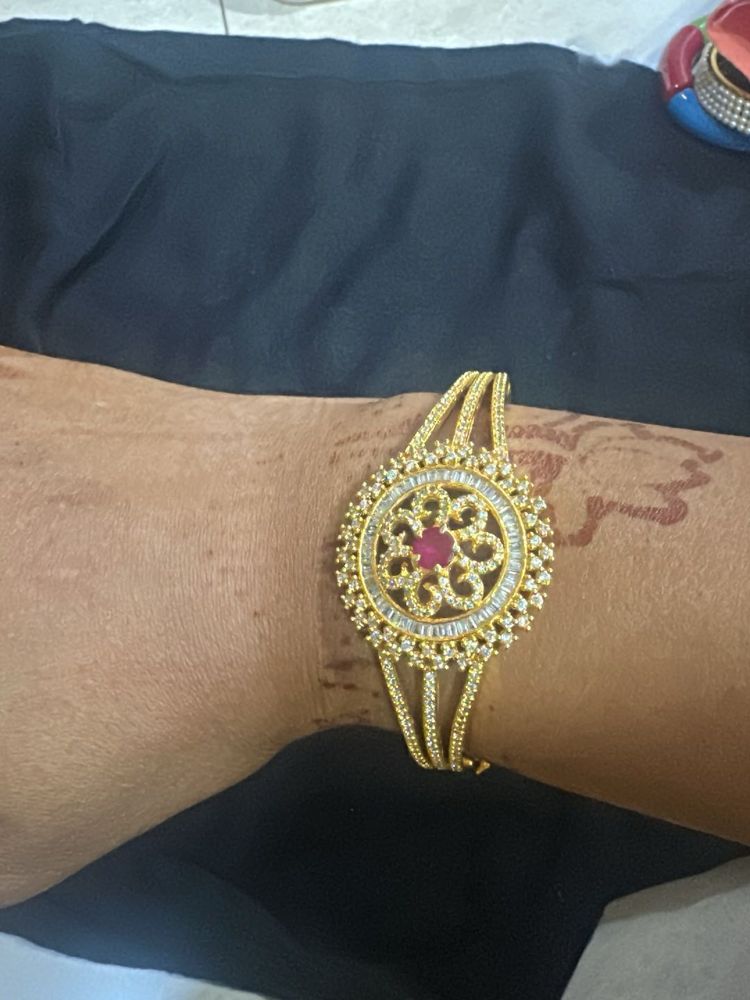 Exquisite Gold polish Bangle with Stone