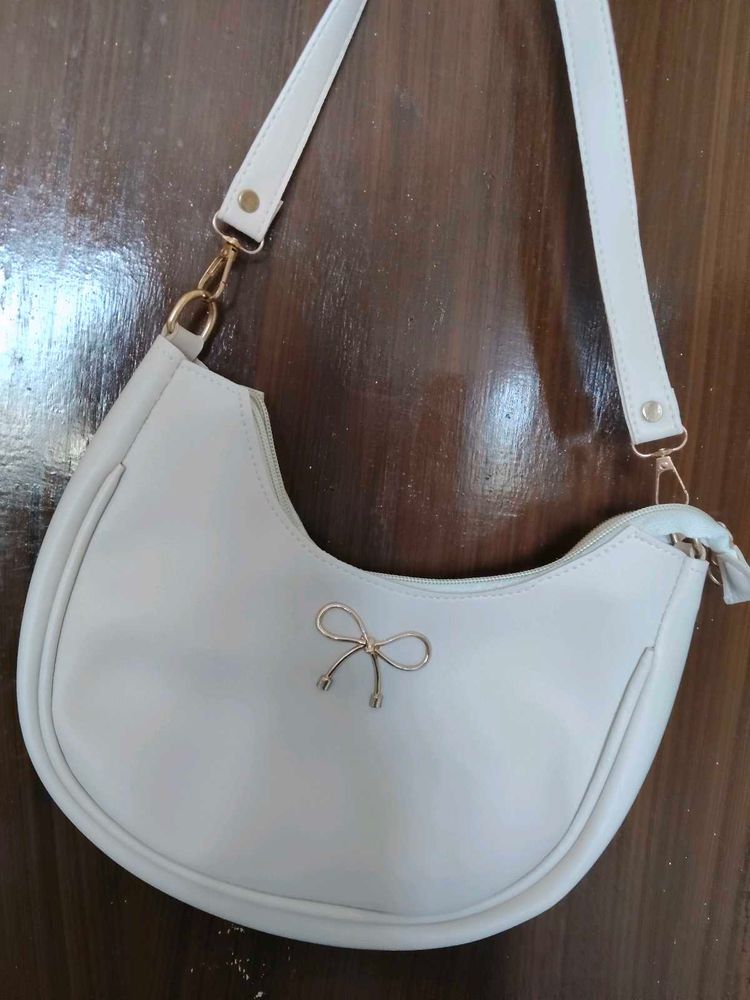 Chic White Shoulder Bag with Bow Accent