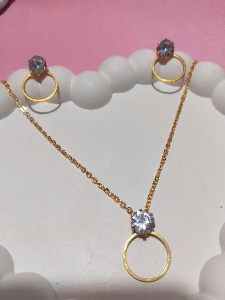 NEW Gold Tone Necklace and Earrings Set