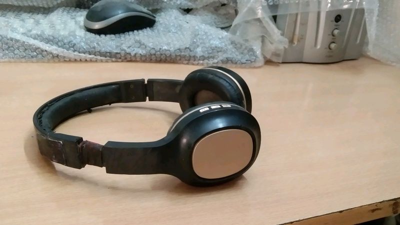 Digitek Brand  cancellation headphones item is very good in condition only defects is in buds that too peeling off leather you see it in 2nd picture.