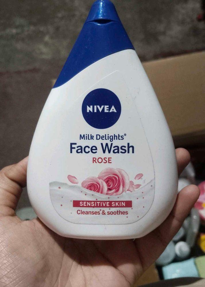 NIVEA Milk Delights Face Wash Rose