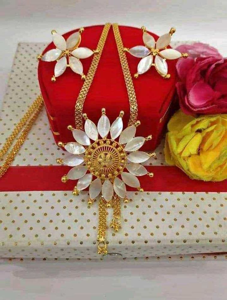 Elegant Pearl &amp; Gold Flower Jewelry Set