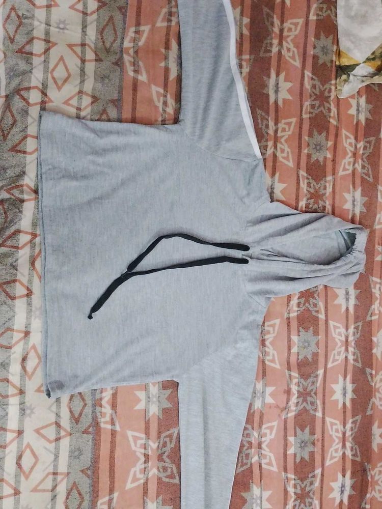Grey crop sweat tshirt.