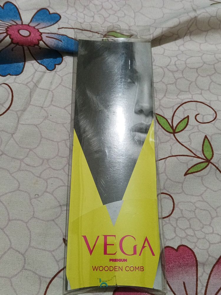 Vega Wooden Comb