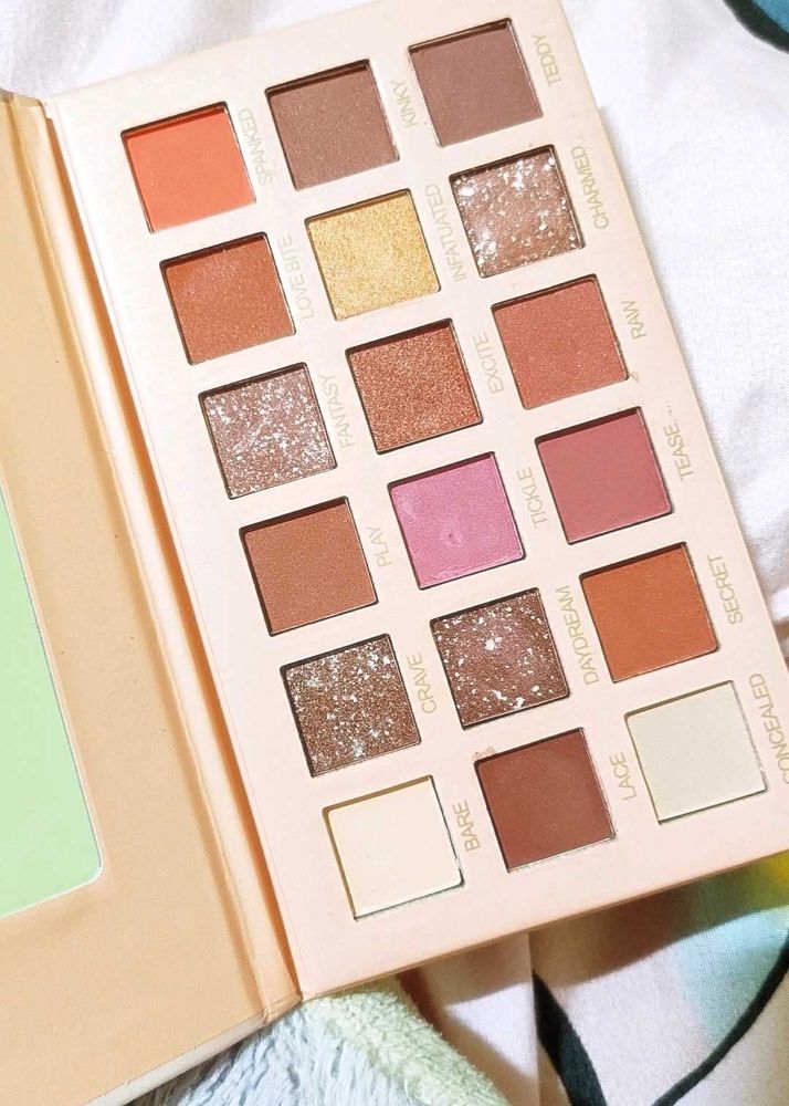 Beautiful Eyeshadow Palette shining ✨🩷🪩