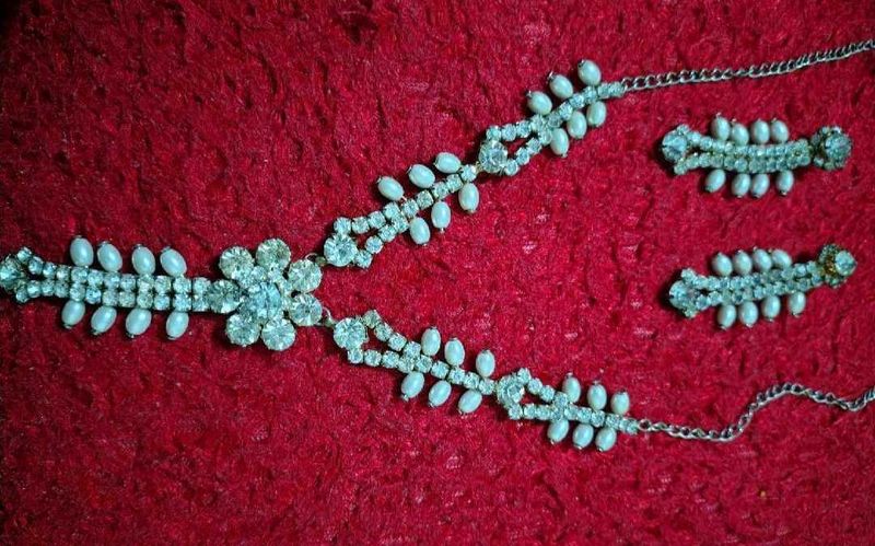 Stunning Rhinestone &amp; Pearl Necklace Set 3