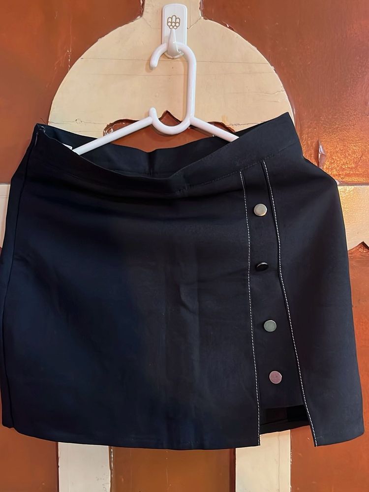 Black button skirt, looks chic