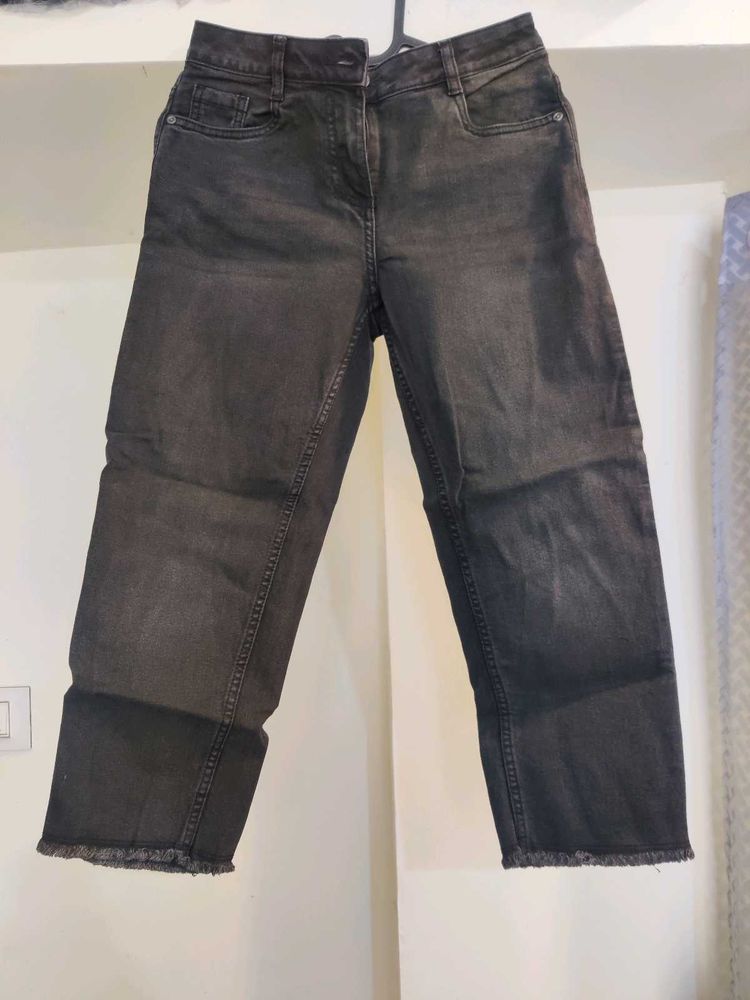 Trendy Cropped Black Jeans