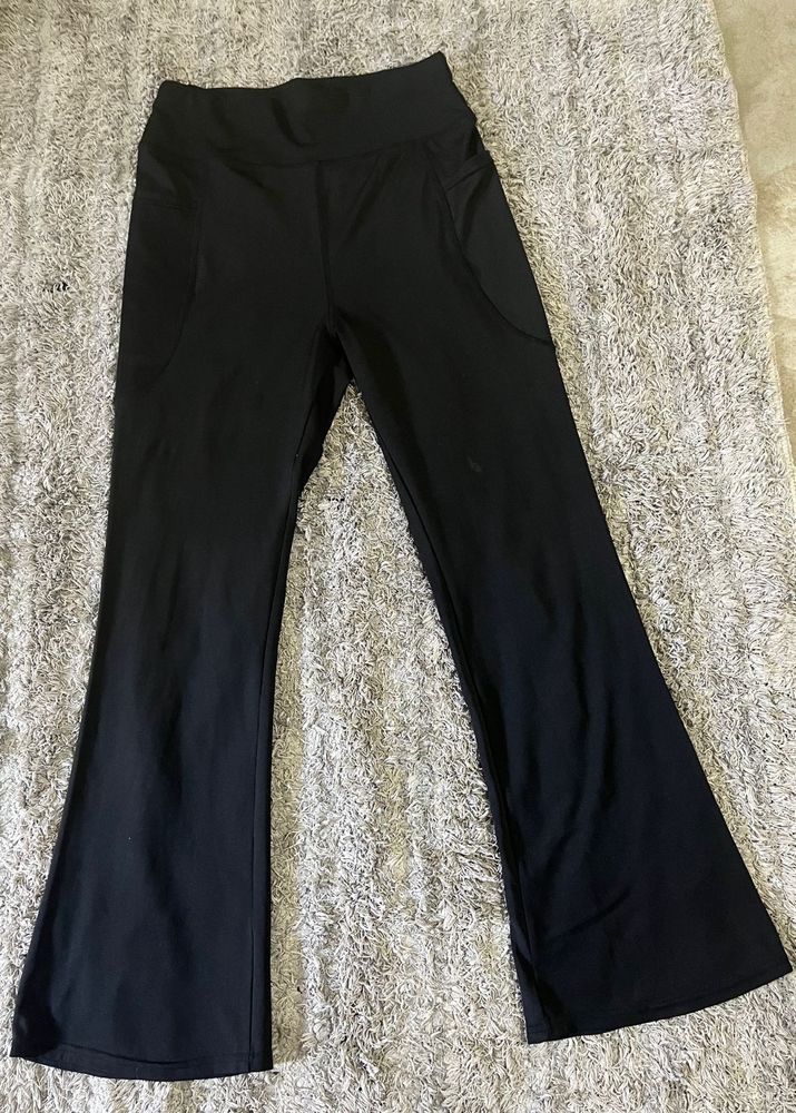 Black Flare Leggings with Pockets – High-Waist Str