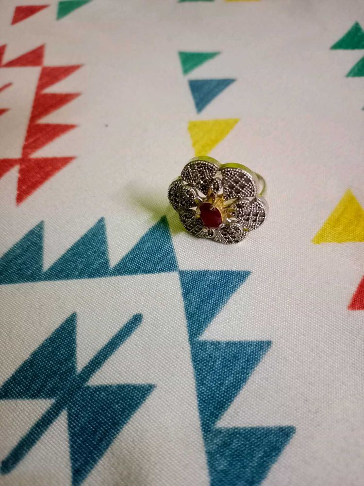 Elegant Floral Design Ring