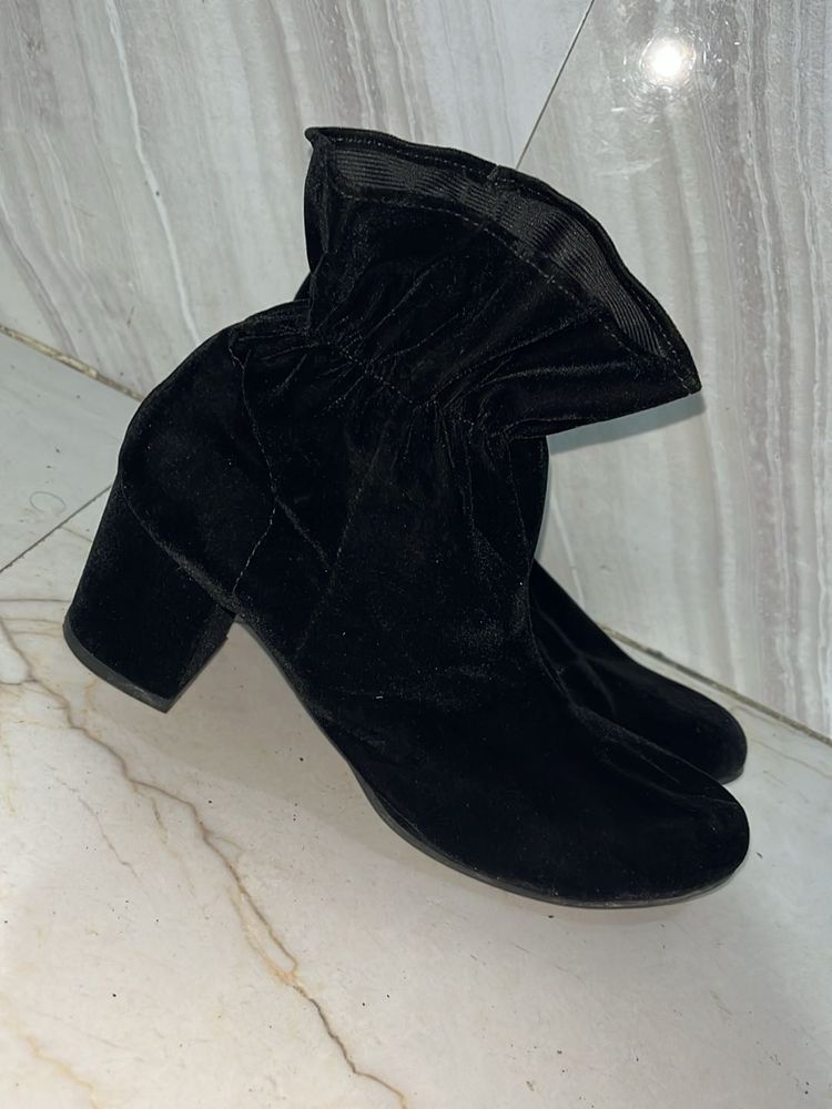 Chic Black Velvet Boots