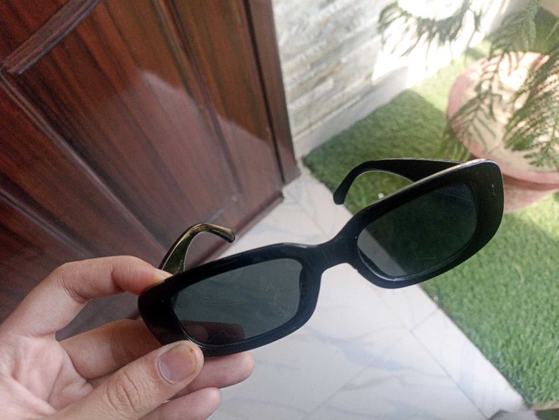 Chic Black Sunglasses