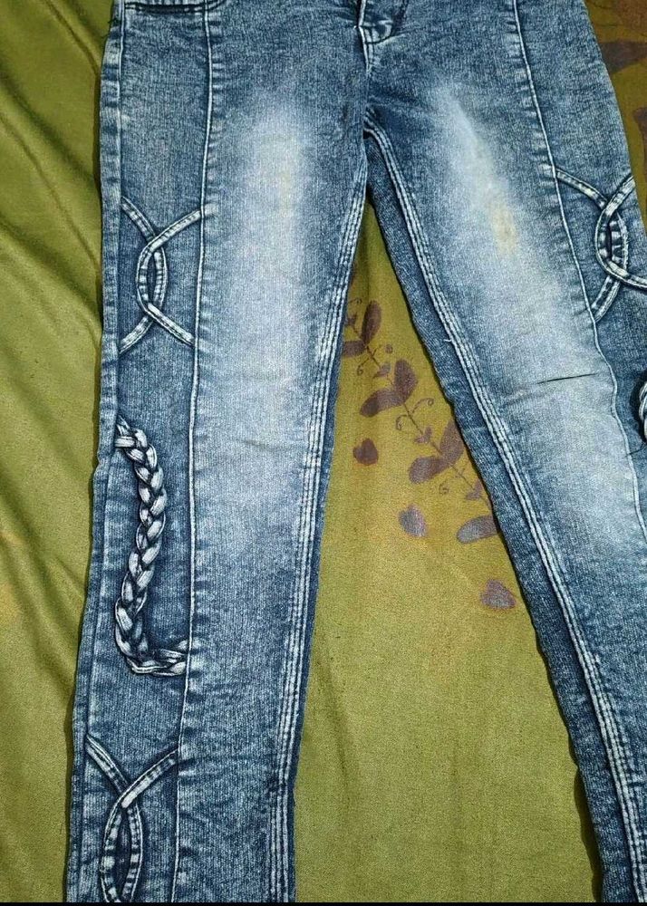 Stylish Blue Wash Jeans with Unique Detailing