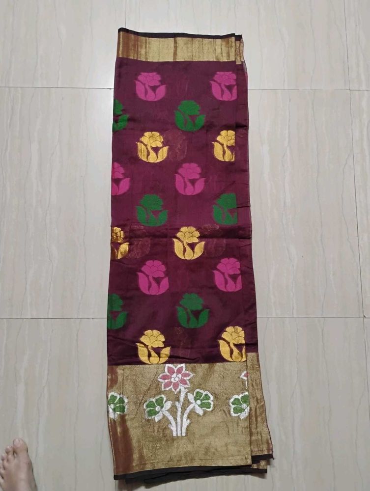 Elegant Silk Blend Saree with Floral Motifs