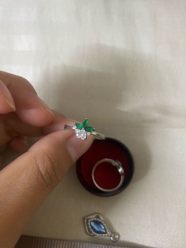 Sparkling Emerald ring