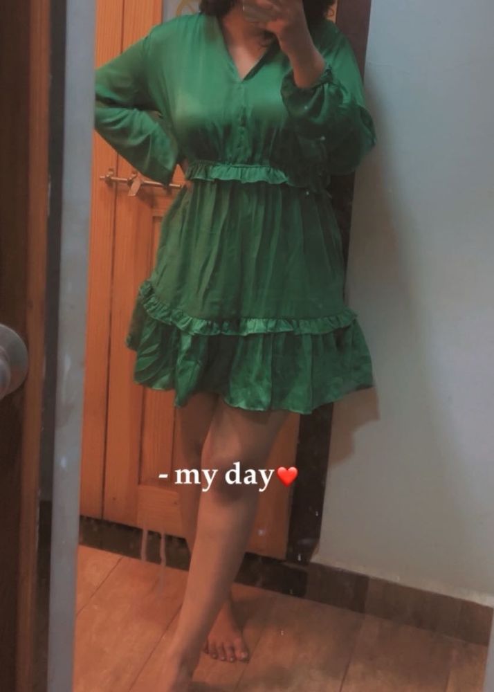 ELEGANT EMERALD GREEN RUFFLE DRESS M
