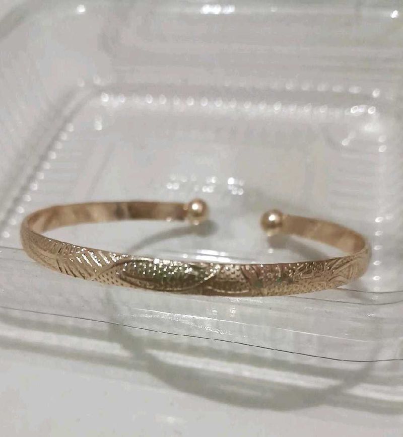 anti tanish Elegant Gold-Tone Cuff Bracelet
