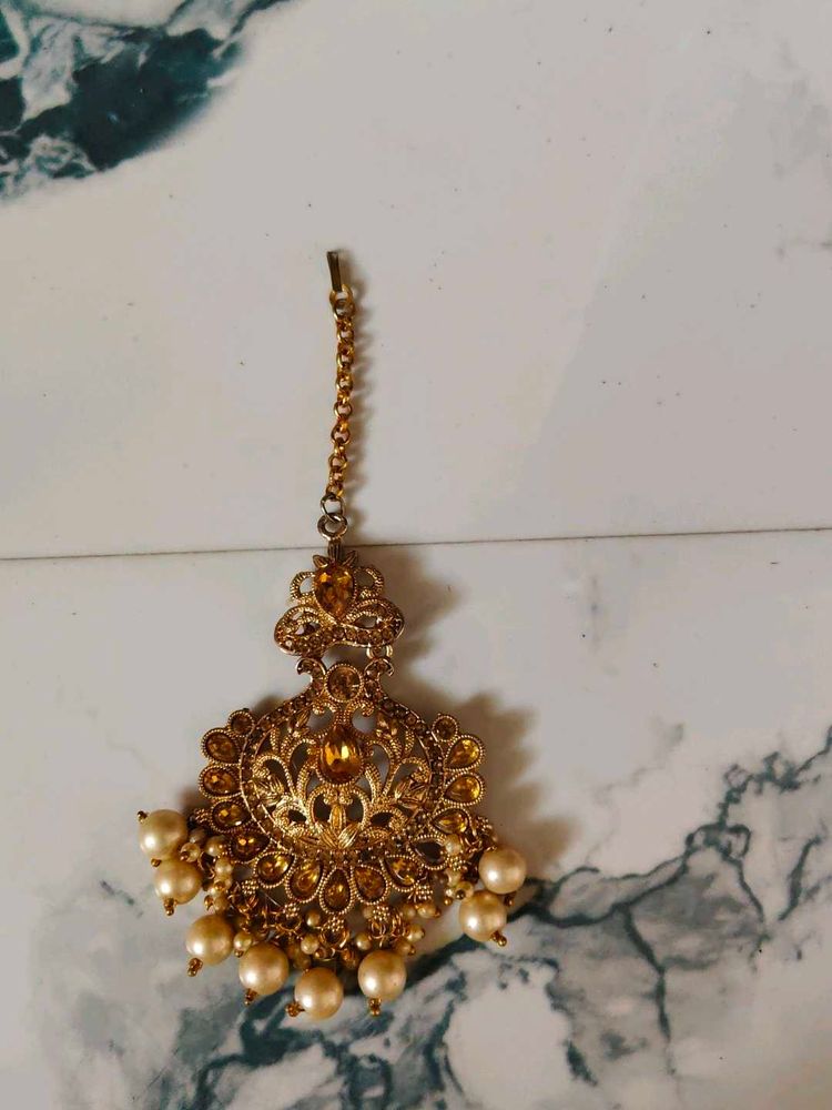 Elegant Maang Tikka with Pearl Accents