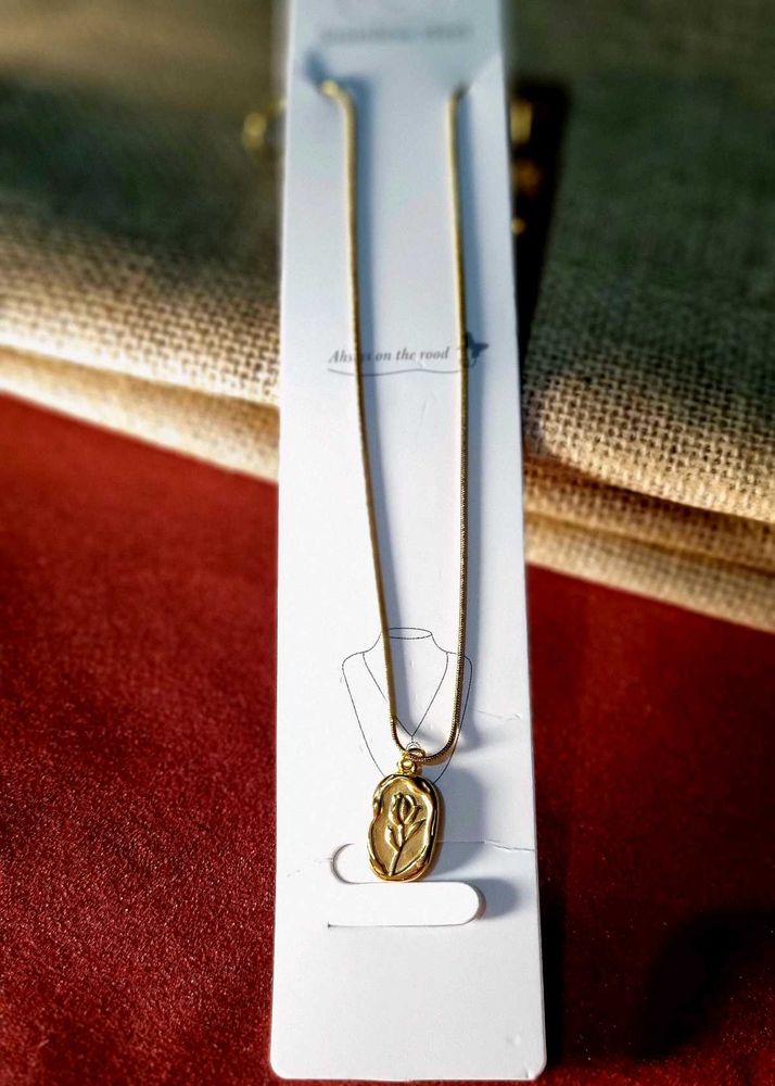 Anti tarnish Elegant Gold Rose Pendant Necklace