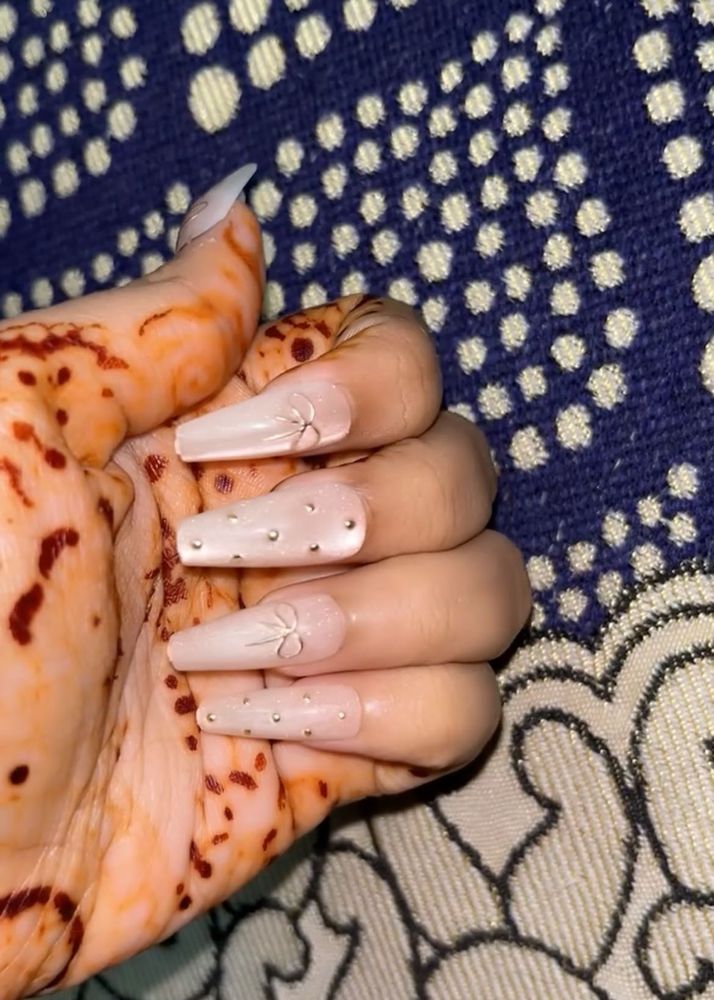 Elegant Press-On Nails with Pearlsnbows (cateye)