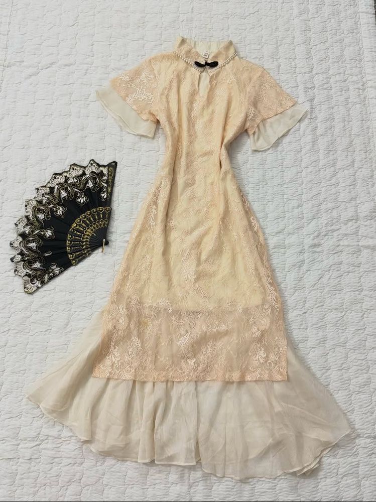 Elegant Lace Mandarin Collar Gown